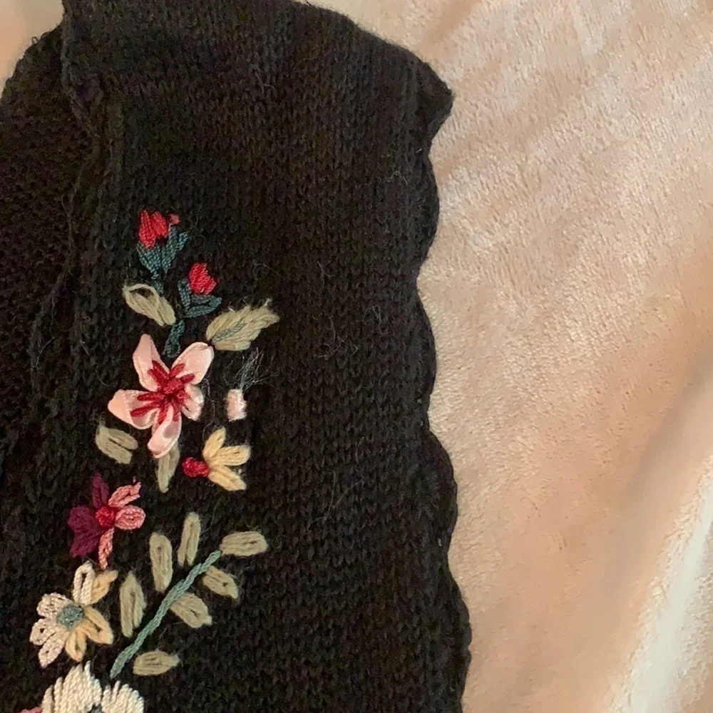 Vintage‎ Black V-neck Sleeveless Sweater Vest W/Embroidered Flowers Sz Medium